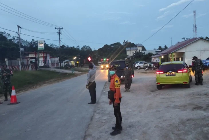 Kepala Badan Penanggulangan Bencana Daerah (BPBD) Kabupaten Sintang Bernard Saragih mengatakan 3 orang pemudik ke Kabupaten Sintang, setelah dilakukan tes swab antigen positif COVID-19.