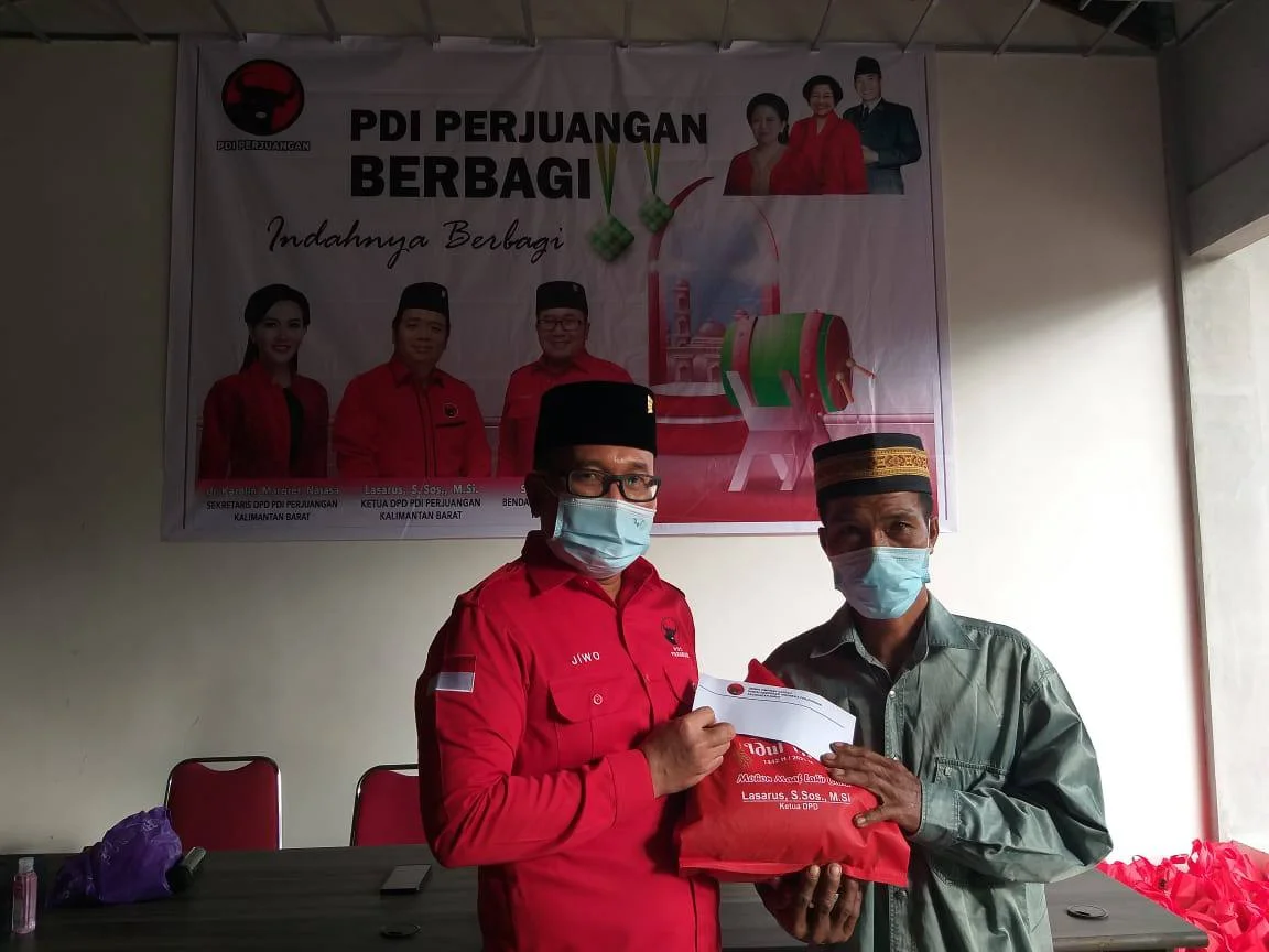 Dewan Pimpinan Daerah (DPD) PDI Perjuangan Kalimantan Barat kembali memberikan bantuan kepada warga kurang mampu. Bantuan berupa paket lebaran itu dibagikan dalam rangka menyambut hari raya Idulfitri 1442 Hijriah. 