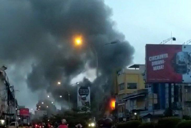 Puluhan pemadam kebakaran dari berbagai yayasan pemadam kebakaran akhirnya  berhasil memadamkan kebakaran di Jalan Tanjungpura, Pontianak, Rabu 12 Mei 2021.