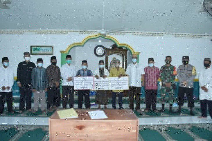 Pemerintah Kabupaten (Pemkab) Ketapang kembali menyalurkan bantuan beras kepada masyarakat kali ini untuk wilayah ke pesisir di antaranya ke Desa Sukamaju Kecamatan Muara Pawan setelah sebelumnya ke beberapa masjid di kecamatan pehuluan.  (ANTARA)