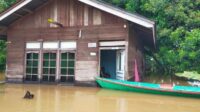 Korban banjir di Kapuas Hulu Sholat Jumat di Lapangan Terbuka