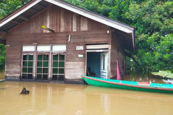 Korban banjir di Kapuas Hulu Sholat Jumat di Lapangan Terbuka