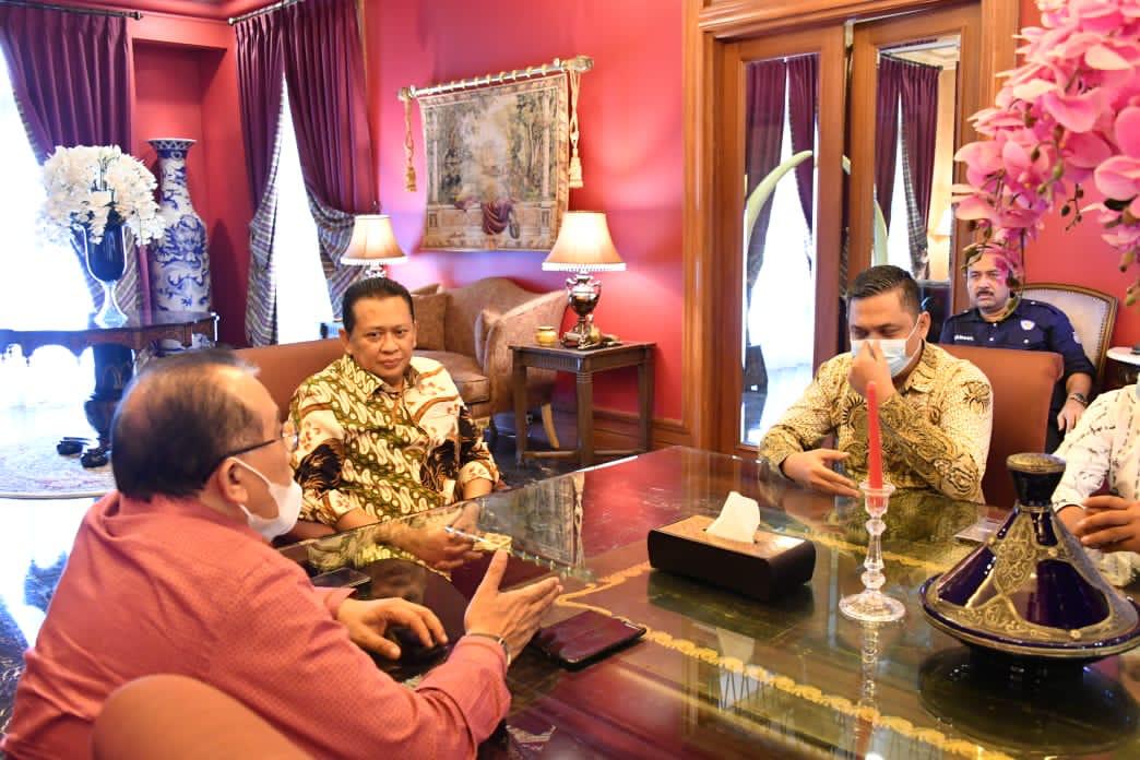 Ketua MPR RI Bambang Soesatyo saat menerima komisioner Komisi Informasi Publik (KIP) Kalimantan Timur, di Jakarta, Selasa (4/5/21).