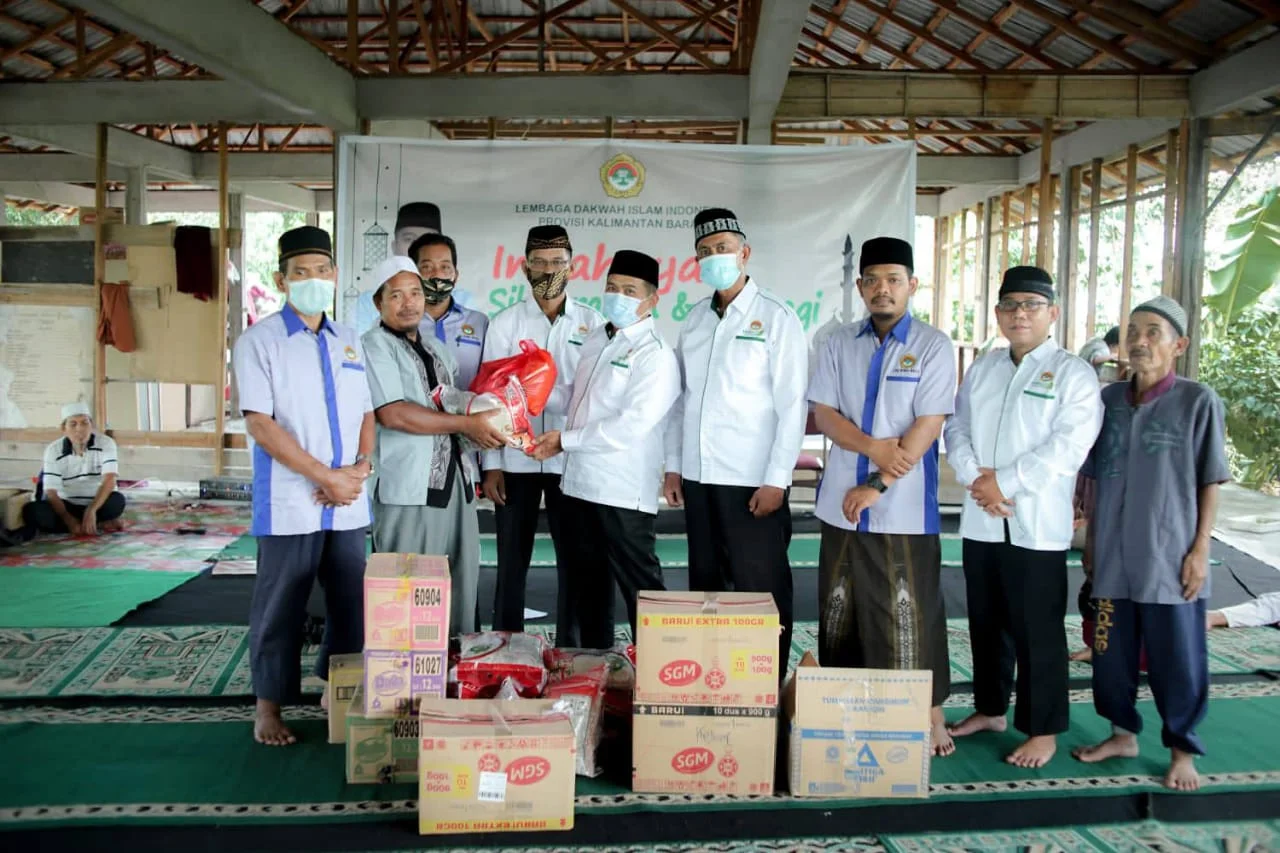 Lembaga Dakwah Islam Indonesia (LDII) Kalbar menyambangi Panti Asuhan Amal Jariyah di Rasau Jaya Kubu Raya, Minggu (2/5/2021).