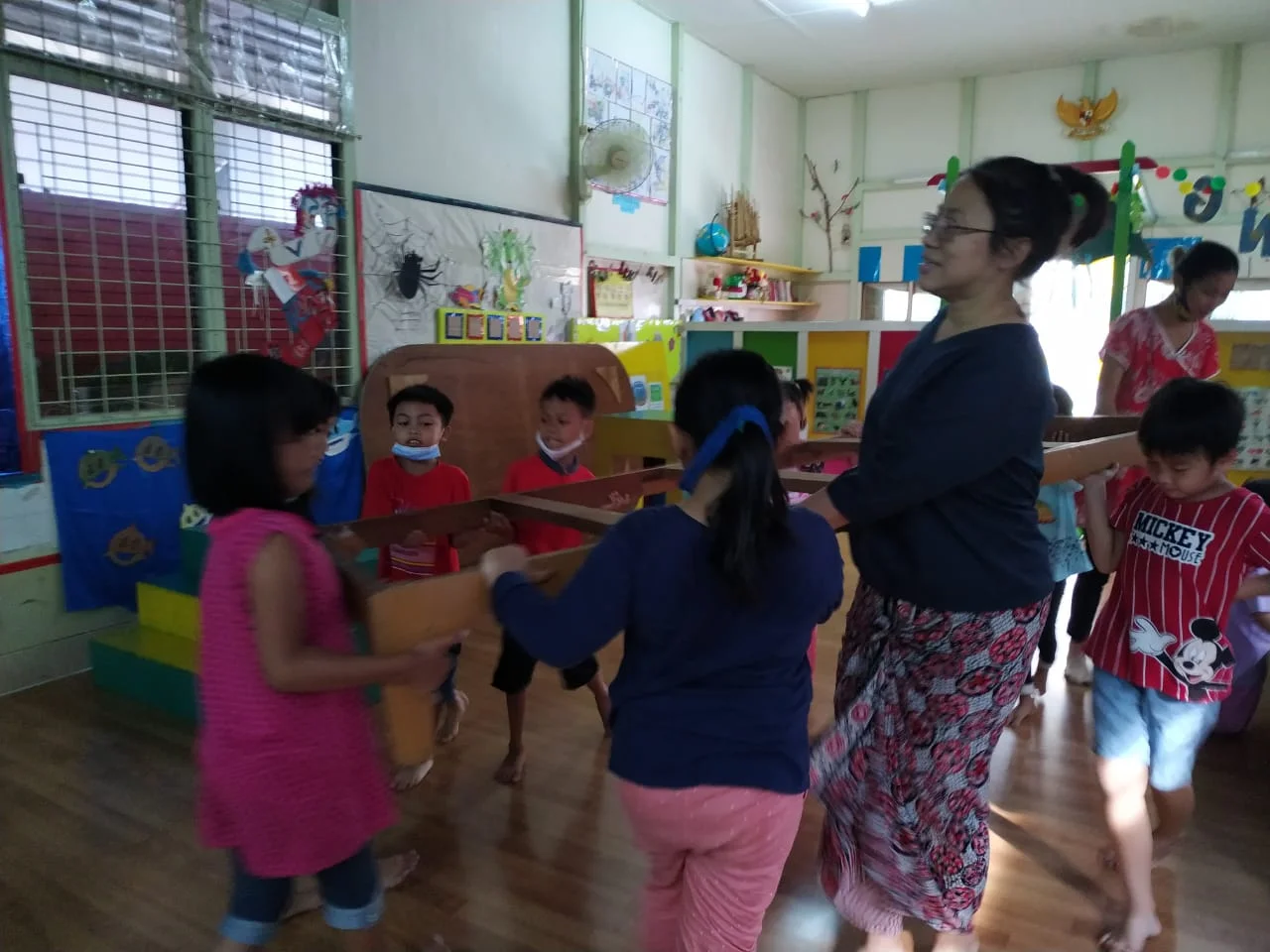 ISTIMEWA/ PKBM SEKOLAH ALAM TERPADU CERLANG
Anak-anak Sekolah Alam Terpadu Cerlang beberapa waktu lalu berdiskusi dan merancang lintasan permainan panjat meja. Kegiatan ini mendorong anak berpikir kritis dalam perencanaan yang memperhitungkan keselamatan peserta permainan.