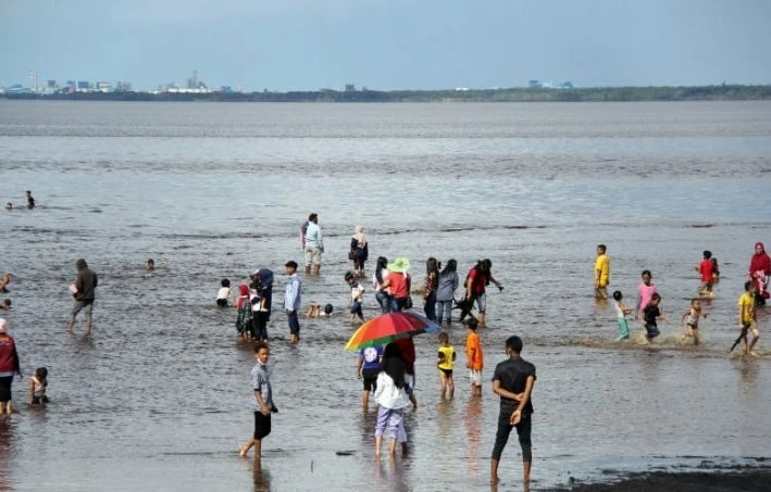 Tampak warga berkunjung ke Objek Wisata Pantai Air Mata Permai di Desa Sungai Awan Kiri Kecamatan Muara Pawan Kabupaten Ketapang