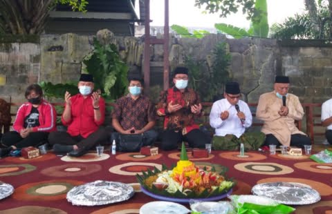 Keluarga besar PDI Perjuangan Kalimantan Barat mengenang Hari Lahir Bung Karno yang diperingati setiap tanggal 6 Juni dengan menggelar doa bersama