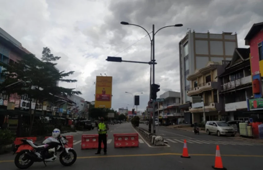 Guna mencegah kerumunan warga, Jajaran Kepolisian Resor Kota (Polresta) Pontianak mulai Kamis (1/7) hingga 14 hari ke depan melakukan penyekatan di 22 titik jalan dan perempatan.