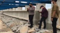 Tampak Kapolres Mempawah, AKBP Fauzan Sukmawansyah, melakukan monitoring situasi di pelabuhan Terminal kijing, Sungai Kunyit, Kabupaten Mempawah, Kalbar, Rabu 14 Juli 2021.