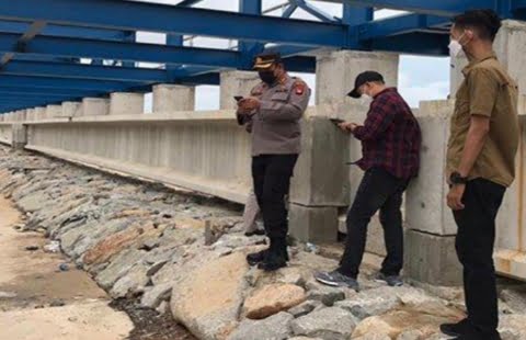 Tampak Kapolres Mempawah, AKBP Fauzan Sukmawansyah, melakukan monitoring situasi di pelabuhan Terminal kijing, Sungai Kunyit, Kabupaten Mempawah, Kalbar, Rabu 14 Juli 2021.