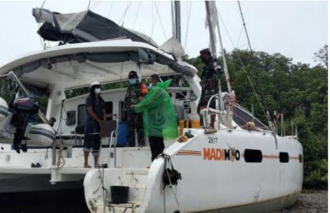 Kapal Asal Negara Afrika Selatan Kandas di Pantai Paloh Sambas