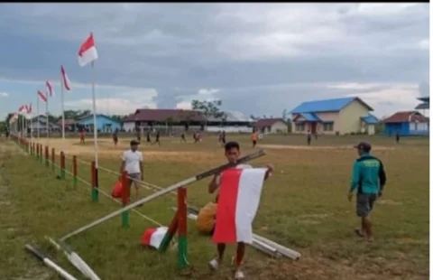 Spirit HUT RI ke-76, Pasang Ratusan Bendera Merah Putih di Desa Sasan Pedalaman Kalbar