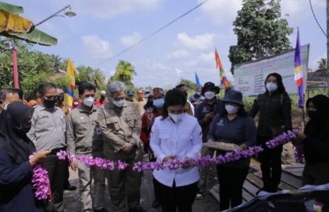 Bersama Wamen Pertanian, Maria Lestari Salurkan Bantuan Puluhan Ribu Benih Kelapa ke Kubu Raya