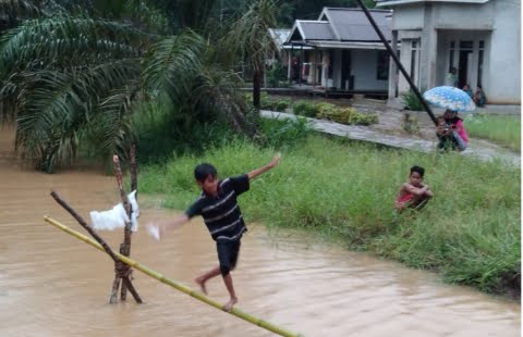 Meriahkan HUT RI ke-76, Karang Taruna Rantau Panjang Gelar Lomba Titi Bambu