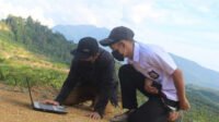 Agar Bisa Ikut Belajar Daring, Siswa di Perbatasan RI-Malaysia Naik bukit