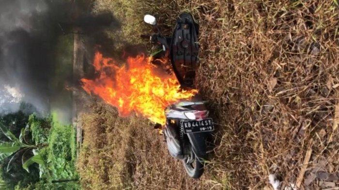 Dua Jambret Ditangkap Warga di Desa Pal IX Kubu Raya, Motornya Dibakar