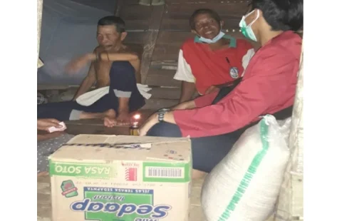 Kemah Kerja Sosial PMKRI Pontianak Kunjungi Warga Kurang Mampu