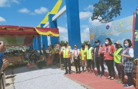 Lasarus Tinjau Program Padat Karya di Bandara Tebelian Sintang