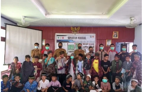 Mahasiswa KKN Desa Tempatan Fakultas Hukum Untan Gelar Sunatan Massal