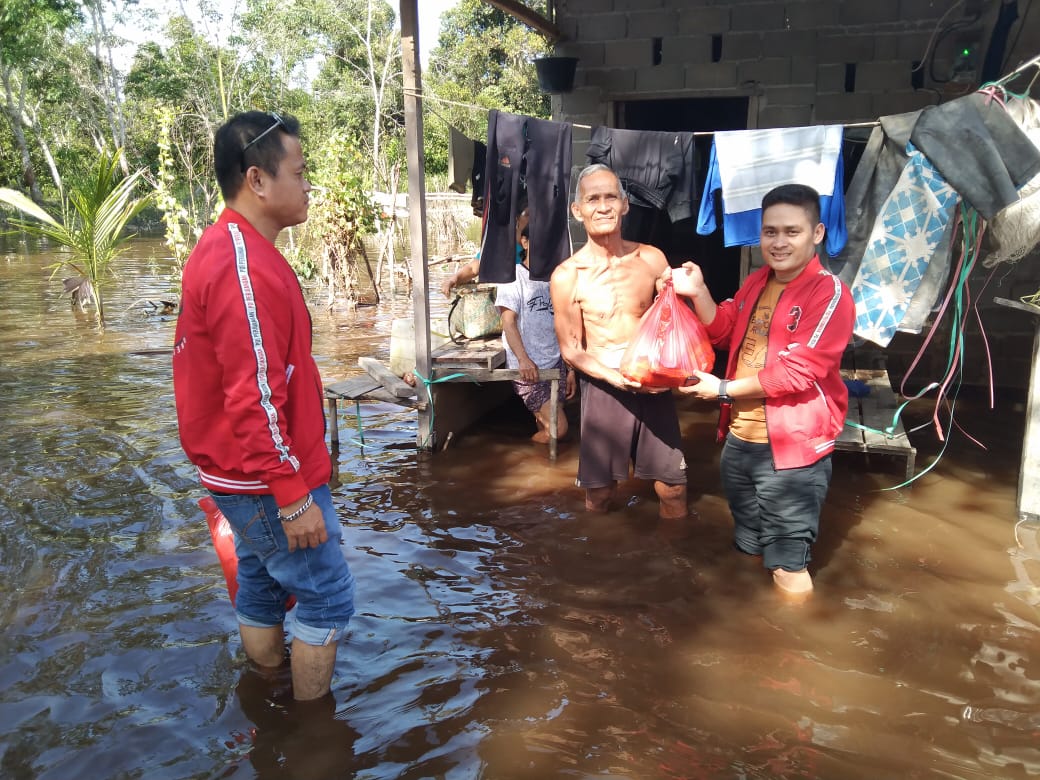 PDI Perjuangan Sintang Salurkan Bantuan Sembako untuk Korban Banjir