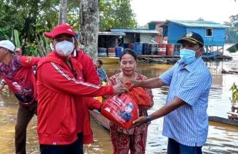 Lasarus Peduli Korban Banjir, Berjibaku Turun Tangan bagikan Sembako