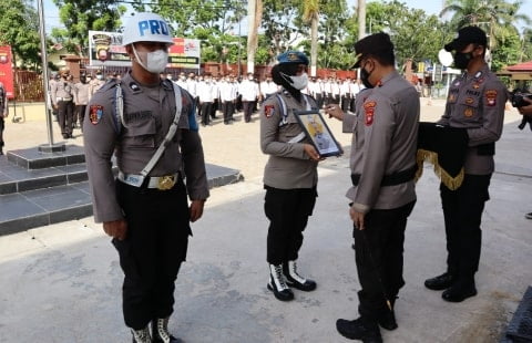 Keterangan foto: Kapolresta Pontianak Kota, Kombes. Pol. Andi Herindra, S.I.K., memimpin upacara Pemberhentian Tidak Dengan Hormat personil di halaman apel Mapolresta Pontianak Kota, Senin, 22 November 2021, FOTO/Humus Polresta Pontianak Kota.