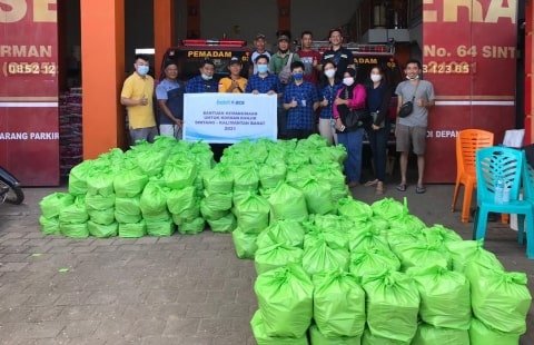 Bentuk bantuan yang disampaikan oleh Bakti BCA bagi masyarakat terdampak berupa 500 paket sembako yang disalurkan ke dua titik posko bantuan di Sintang. FOTO: ISTIMEWA
