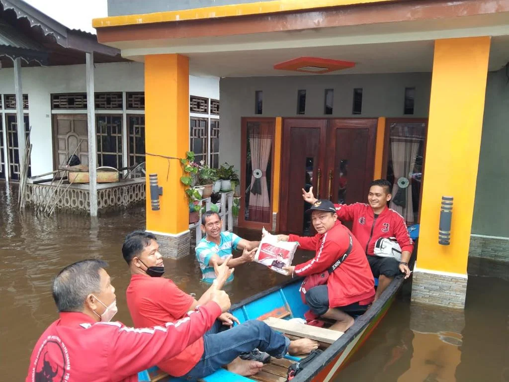 PDIP Kalbar Salurkan 9 Ton Bantuan Beras ke Korban Banjir, Lasarus: Semoga Bermanfaat