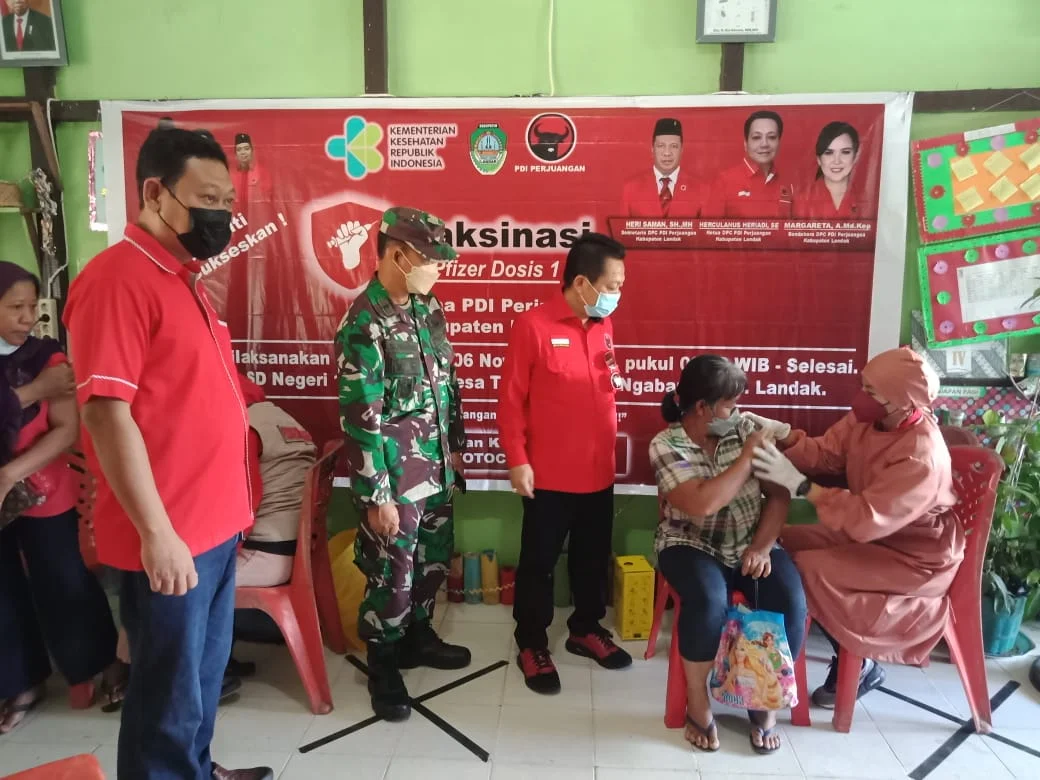 DPC PDI Perjuangan kabupaten Landak Kerjasama dengan Pemerintah daerah tersebut melakukan vaksinasi Plizer dosis 1 di SDN 15 Tebedak Kecamatan Ngabang, Sabtu, 6 November 2021. 