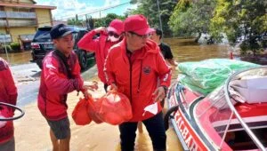 Lasarus Ajak Teladani Pahlawan dengan Membantu Korban Banjir di Kalbar