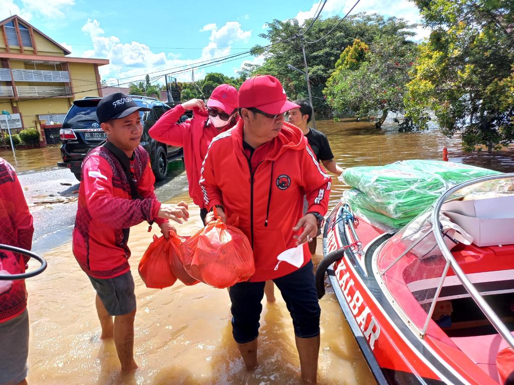 Lasarus Ajak Teladani Pahlawan dengan Membantu Korban Banjir di Kalbar