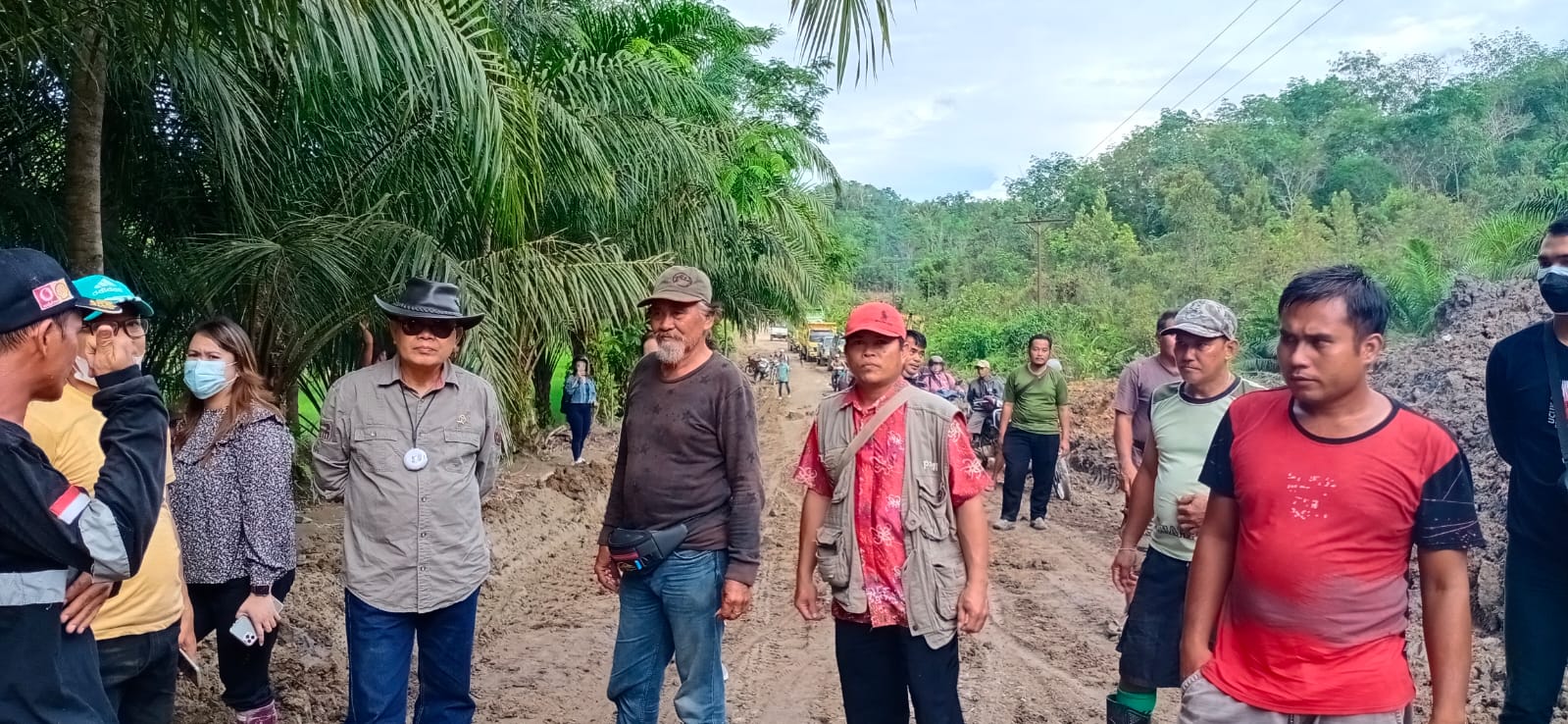 Sumbang Batu Untuk Perbaikan Jalan Poros Kembayan