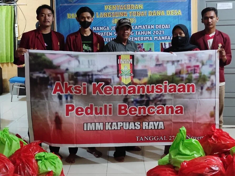 IMM Sintang Bagikan Paket Sembako ke Warga Terdampak Banjir