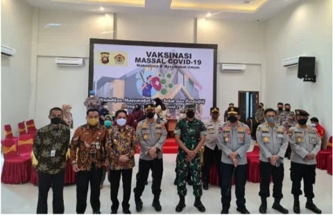 *Caption Foto* :

Foto bersama usai meninjau pelaksanaan vaksinasi massal di Aula Universitas Panca Bhakti.