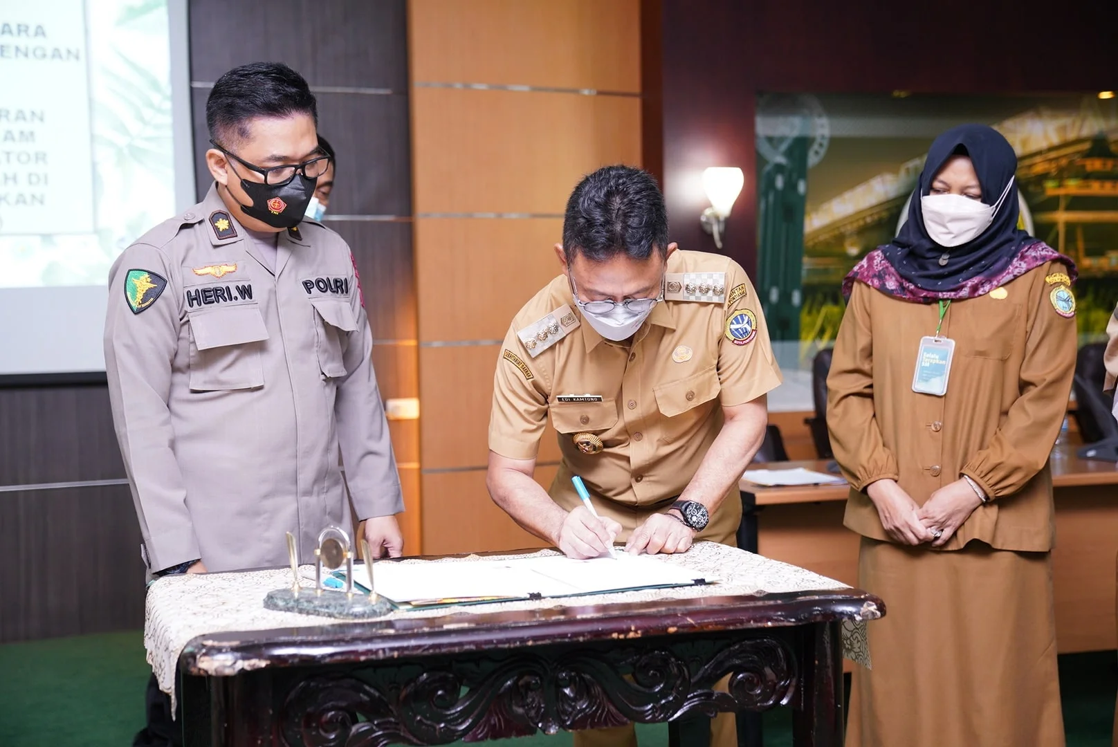 Kerjasama Pemerintah Kota Pontianak dengan Dokkes Kalbar terkait Peningkatan Pelayanan Kesehatan Administrasi Kependudukan dan Pencatatan Sipil bagi Masyarakat Kota Pontianak.