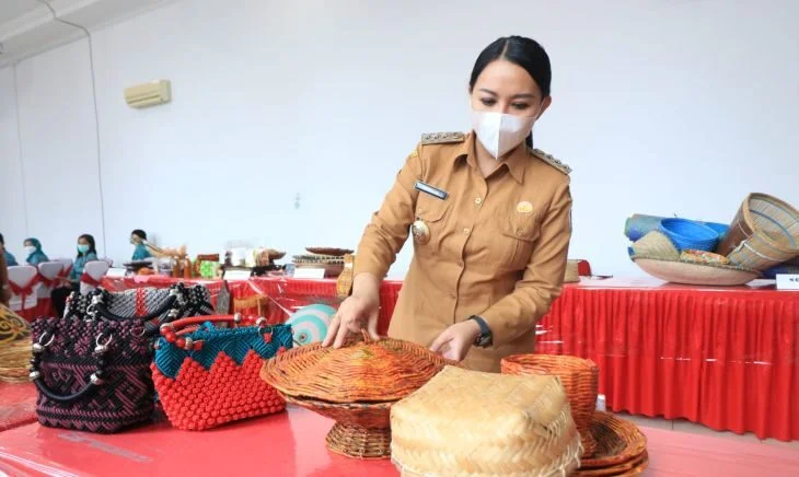 Display Produk dan Pusat oleh-oleh bagi UMKM di Landak