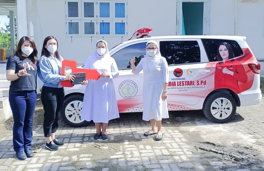 Maria Lestari saat menyerahkan satu unit Mobil Ambulance kepada St. Elisabeth Kecamatan Ngabang, Kabupaten Landak, Jumat (31/12/2021).