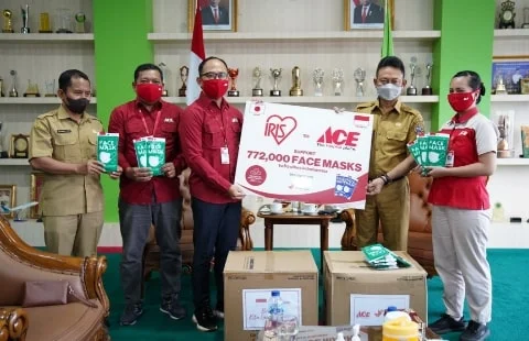 Wali Kota Pontianak Edi Rusdi Kamtono menerima secara simbolis bantuan CSR berupa masker sebanyak 10.080 dari 772 ribu masker yang disebar di seluruh Indonesia oleh Ace Hardware.