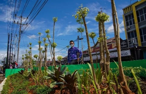 Wali Kota Pontianak Edi Rusdi Kamtono meninjau Taman Parit Nanas.