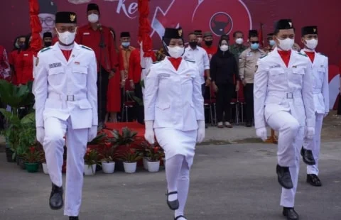 DPD PDI Perjuangan Kalbar Lakukan Pengibaran Bendera Merah Putih di Hut ke-49