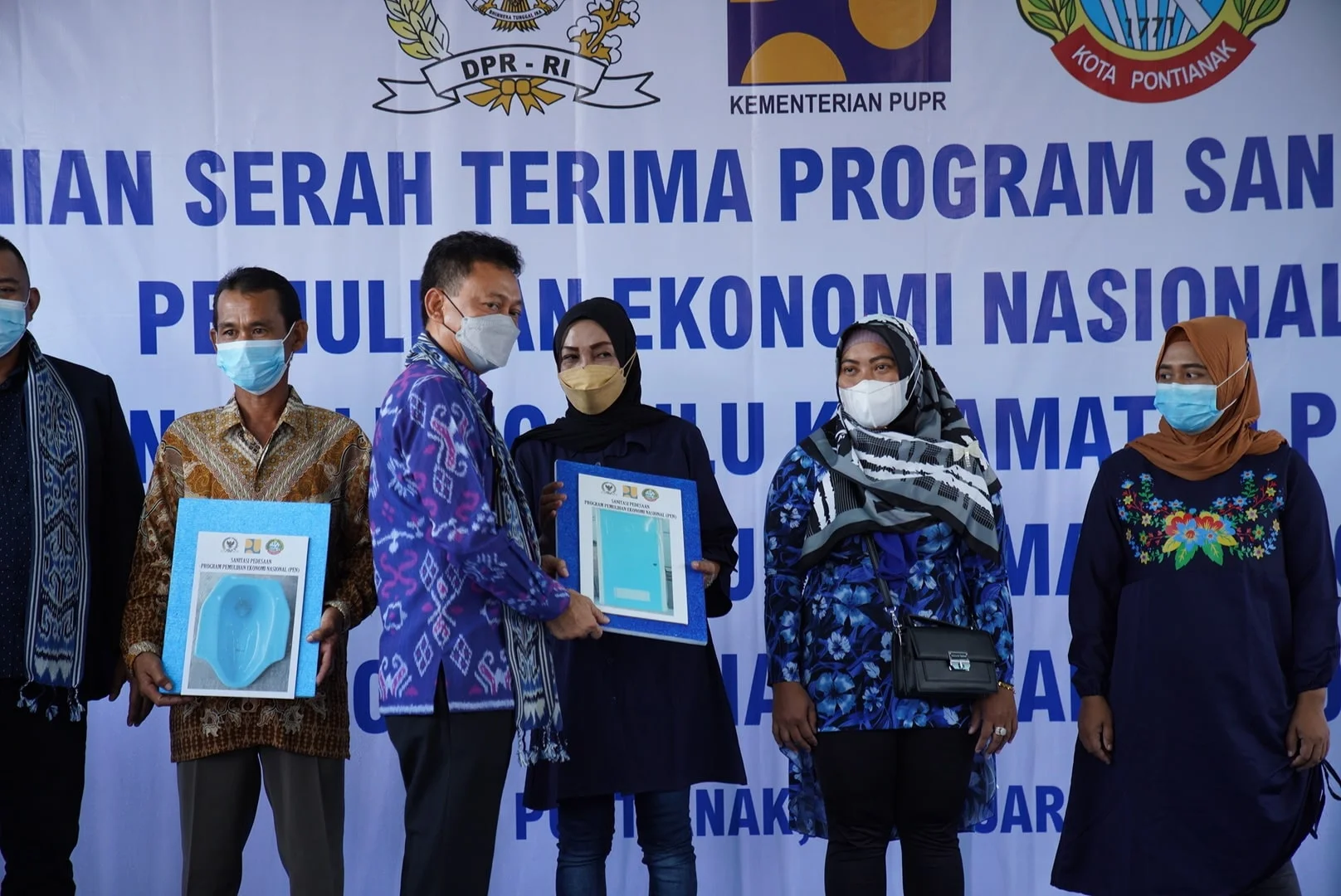 Serah terima bantuan program sanitasi oleh Wali Kota Pontianak Edi Rusdi Kamtono kepada warga penerima bantuan.