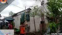 20 Rumah di Pontianak Rusak diterjang Angin Puting Beliung