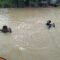 Saat proses pencairan bocah korban tenggelam di sungai,- FOTO/Tim SAR Pontianak.