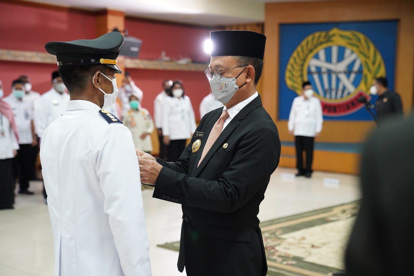 Caption Foto: Kepala Dinas Komunikasi dan Informatika Kota Pontianak Zulkarnain meneken berita acara pelantikan di hadapan Wali Kota Pontianak Edi Rusdi Kamtono,- FOTO/Prokopim for KALBAR SATU ID.