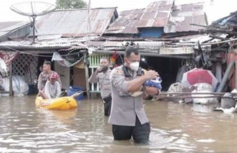 Evakuasi Korban Banjir di Kelurahan Pasiran Singkawang
