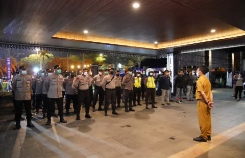 Wali Kota Pontianak Edi Rusdi Kamtono memberikan arahan kepada petugas yang tergabung dalam Satgas Covid-19 Kota Pontianak pada apel siaga di Halaman Kantor Wali Kota Pontianak, Senin (14/2) malam.