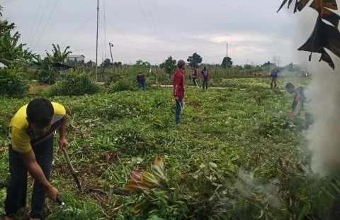 Gotong Royong Ansor Banser Desa Sungai Malaya: Jaga Kelestarian dan Kebersihan. Foto/ISTIMEWA 