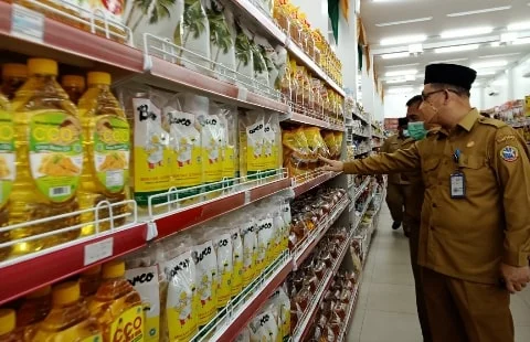 Tim Terpadu yang diketuai Sekda Kota Pontianak, Mulyadi, menggelar sidak  monitoring harga dan ketersediaan ninyak goreng kemasan ke sejumlah distributor dan swalayan di Kota Pontianak