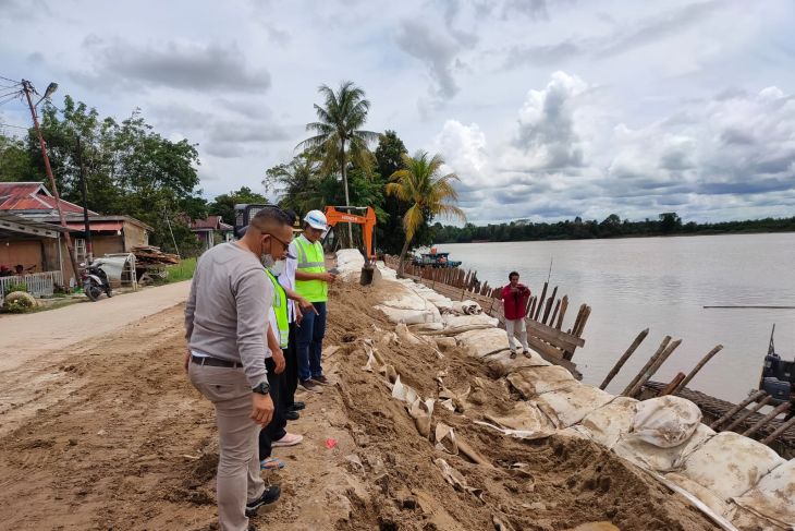 Sempat Ditinjau Jokowi, Geobag Penahan Banjir Sintang Jebol