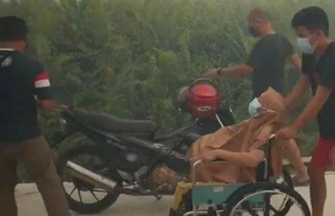 Kebakaran Lahan di Pontianak Masuk ke Pemukiman Warga, Sejumlah Warga dievakuasi